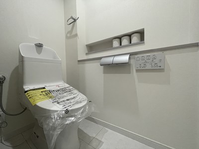 【トイレ】 トイレ内には、ニッチとカウンターをプランニング。トイレットペーパーが置ける奥行を確保しているので、収納としてもお使いいただけます。