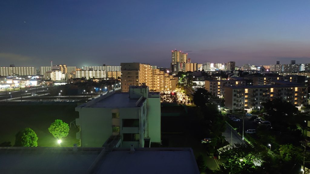 【夜景】 バルコニーからの夜景を撮影しました（2024年8月撮影）。13階建ての10階のお部屋。高層マンションだからこその贅沢な景色をご堪能いただけます。