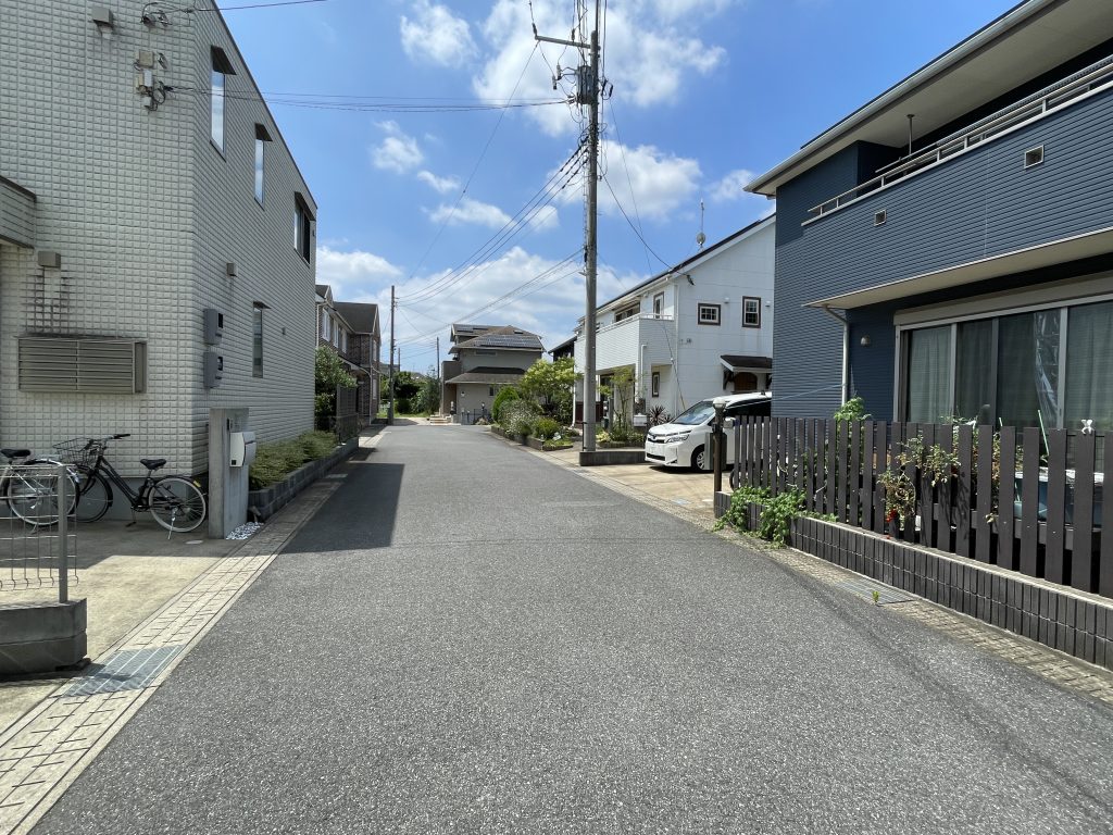 【前面道路】 北側道路の様子です。