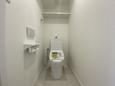 【トイレ】 清潔感のあるトイレは、ウォシュレット一体型になっています。オープン棚が付いているので、トイレットペーパー等の収納にお使いいただけます。