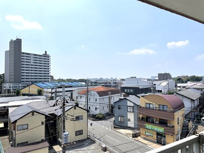 【眺望】 バルコニーからの眺望。目の前に高い建物が無いので開放感があります。是非とも現地でご覧いただきたいです。