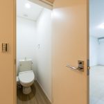 【トイレ】 トイレの様子です。浴室、洗面、トイレは独立仕様になっています。