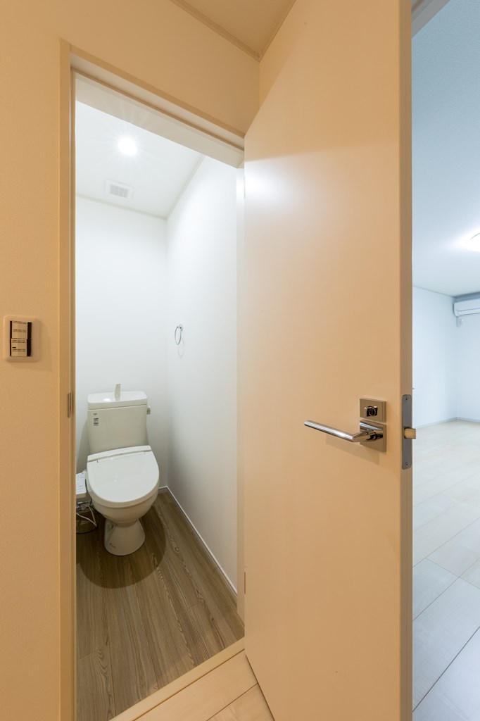 【トイレ】 トイレの様子です。浴室、洗面、トイレは独立仕様になっています。