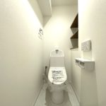 【トイレ】 清潔感のあるトイレは、ウォシュレット一体型になっています。トイレ内にも収納があるので、トイレットペーパーや掃除用品などの備品を置いておくことができるので便利です。