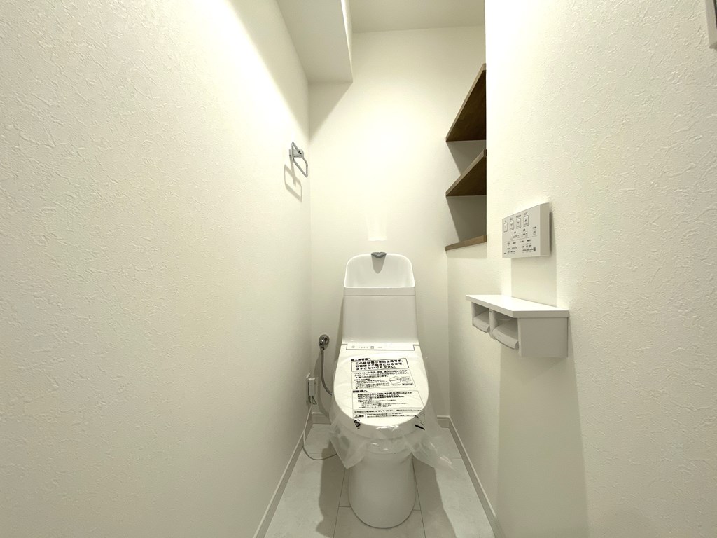 【トイレ】 清潔感のあるトイレは、ウォシュレット一体型になっています。トイレ内にも収納があるので、トイレットペーパーや掃除用品などの備品を置いておくことができるので便利です。