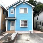 【現地】セナリオハウス施工の注文住宅のご案内です。2001年10月築、木造2階建て。4LDK、居室は全て6帖以上、LDKは17.5帖、WICは2帖と3帖の広さです。