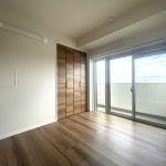 【洋室】 3LDKの間取り。3部屋の洋室があります。全てのお部屋に収納があるので、家具を置かなくても、たくさんの洋服が収納できます。