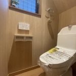 【トイレ】 清潔感のあるトイレはウォシュレット一体型になっています。