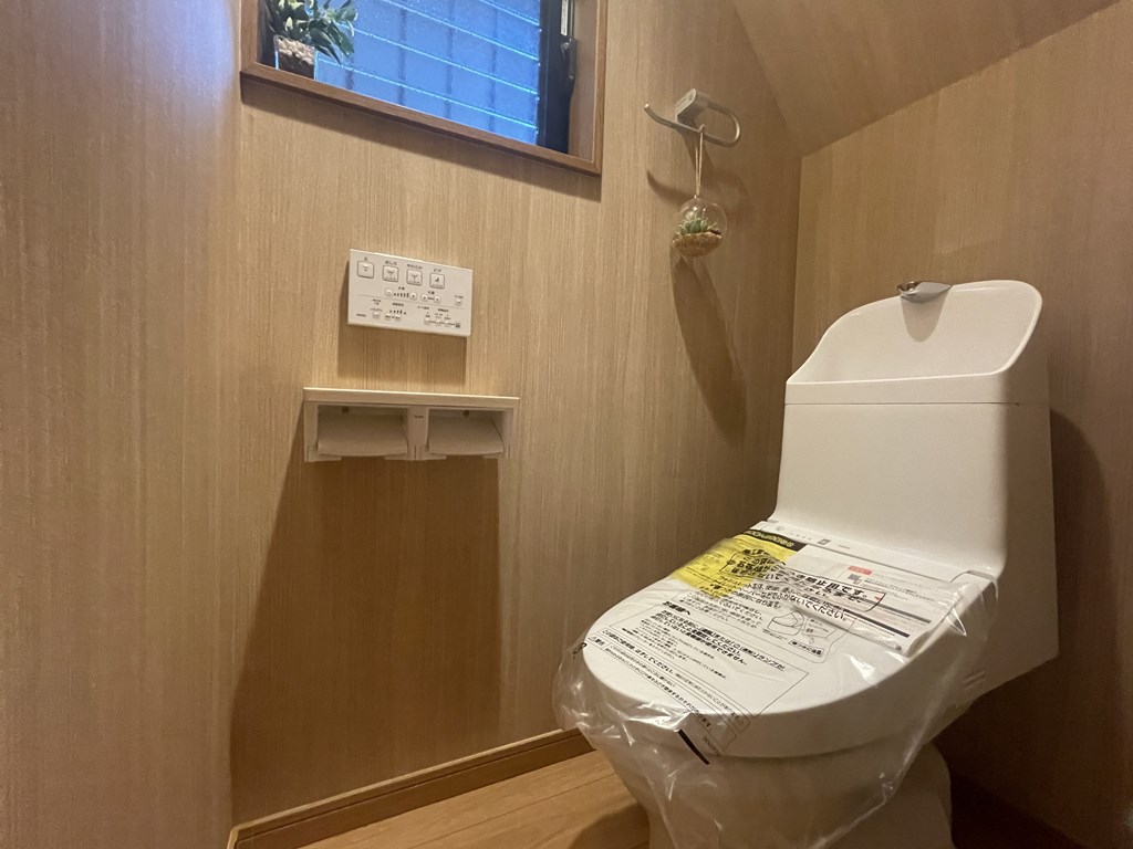 【トイレ】 清潔感のあるトイレはウォシュレット一体型になっています。