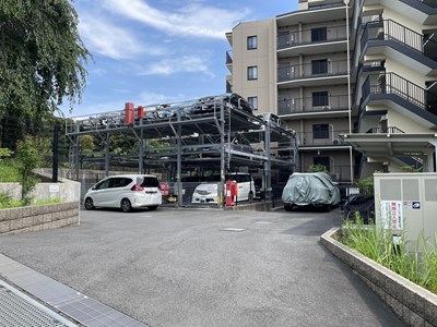 【駐車場】 敷地内の駐車場の様子です。平置きと機械式があります。月額は、6000円～9000円になります。空き状況は随時ご確認をお願い致します。