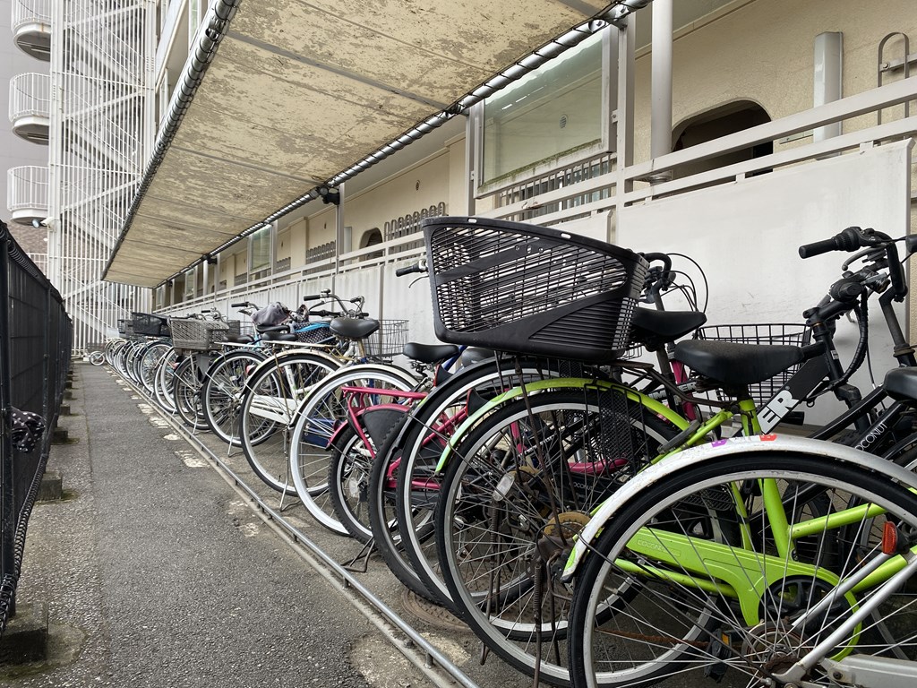 【駐輪場】。駐輪場は月額200円になります。バイク置き場もあります。バイク置き場は月額1500円です。空き状況は随時ご確認ください。