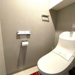 【トイレ】 トイレの様子です。トイレ内にも収納があります。トイレットペーパー等のストックを収納していただけます。