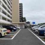 【駐車場】 敷地内駐車場の様子です。駐車場は月額11000円になります。空き状況は随時ご確認ください。