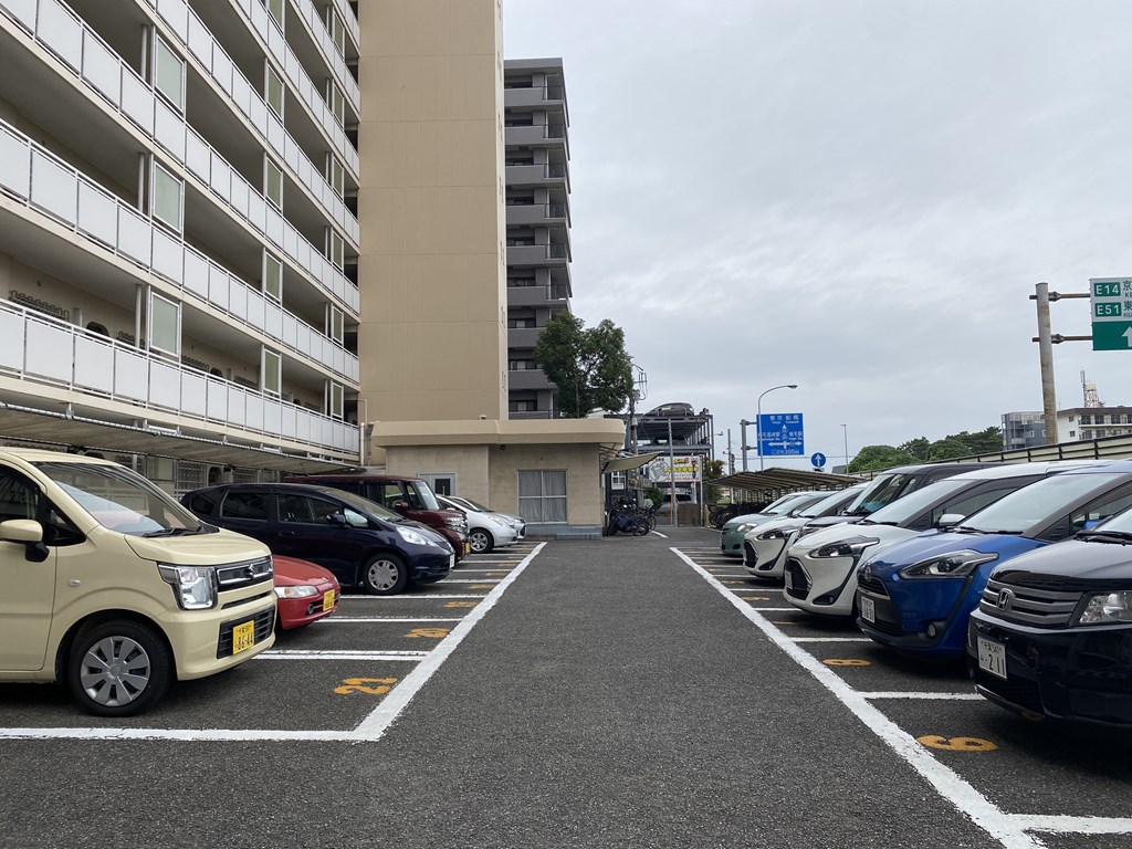 【駐車場】 敷地内駐車場の様子です。駐車場は月額11000円になります。空き状況は随時ご確認ください。