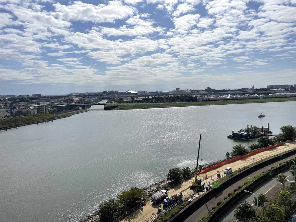 【眺望】 バルコニーからの眺望です。目の前に広がる大きな青空。美しい水面が輝くリバービュー。ぜひ現地にてご覧いただきたい景色です。テーマパークも見えます。