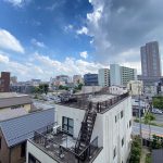 【眺望】 7階建て5階部分の部屋です。バルコニーからの眺望は、目の前が開けていて青空が広がっています。