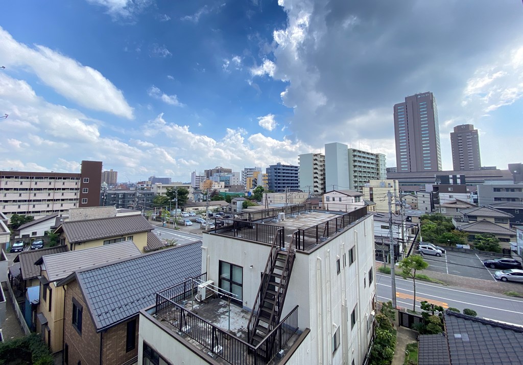 【眺望】 7階建て5階部分の部屋です。バルコニーからの眺望は、目の前が開けていて青空が広がっています。