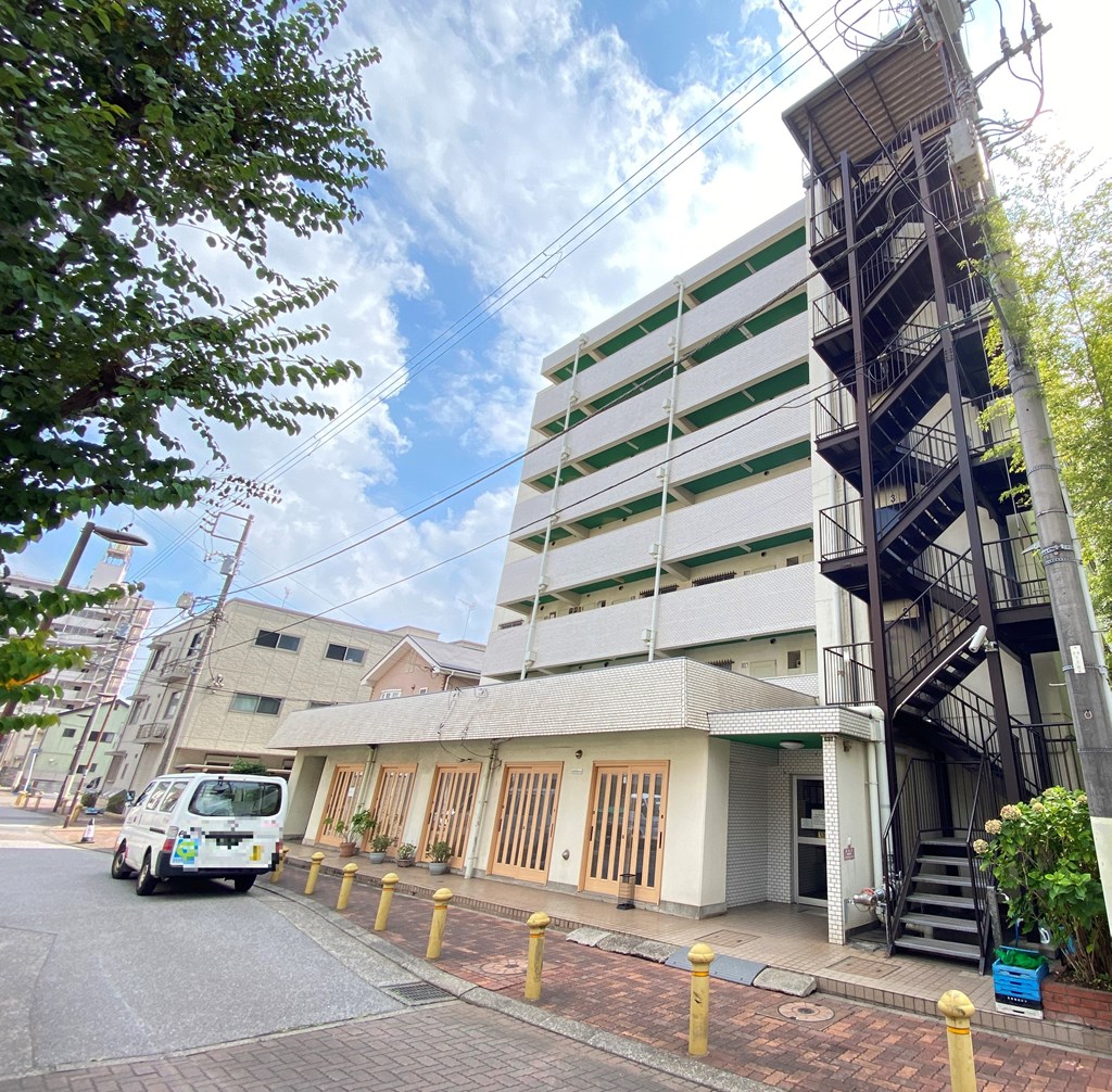 【外観】最寄り駅は、京成千葉線　千葉中央駅徒歩5分。JR総武線　千葉駅徒歩13分 。千葉都市モノレール　市役所前駅徒歩12分になります。