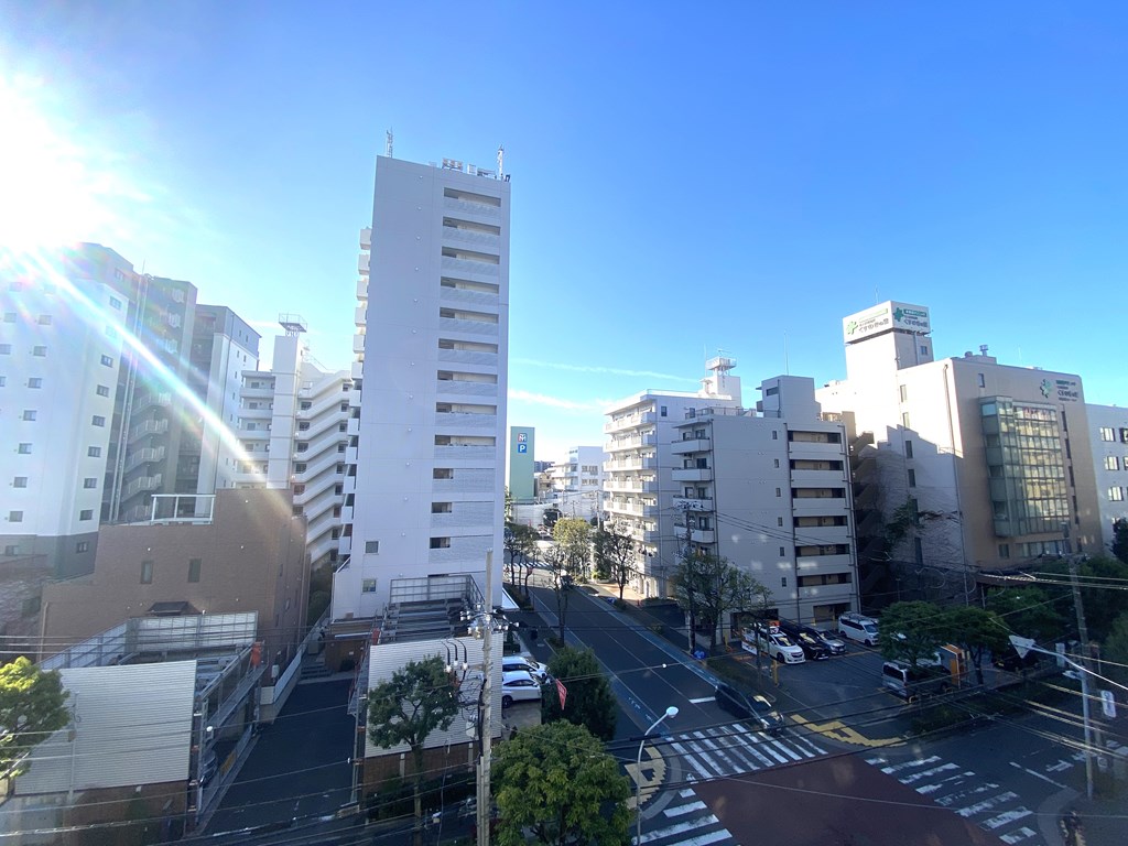 【眺望】 バルコニーからの眺望。大きな青空が目の前に広がる気持ちのいいお部屋です。お問い合わせください。