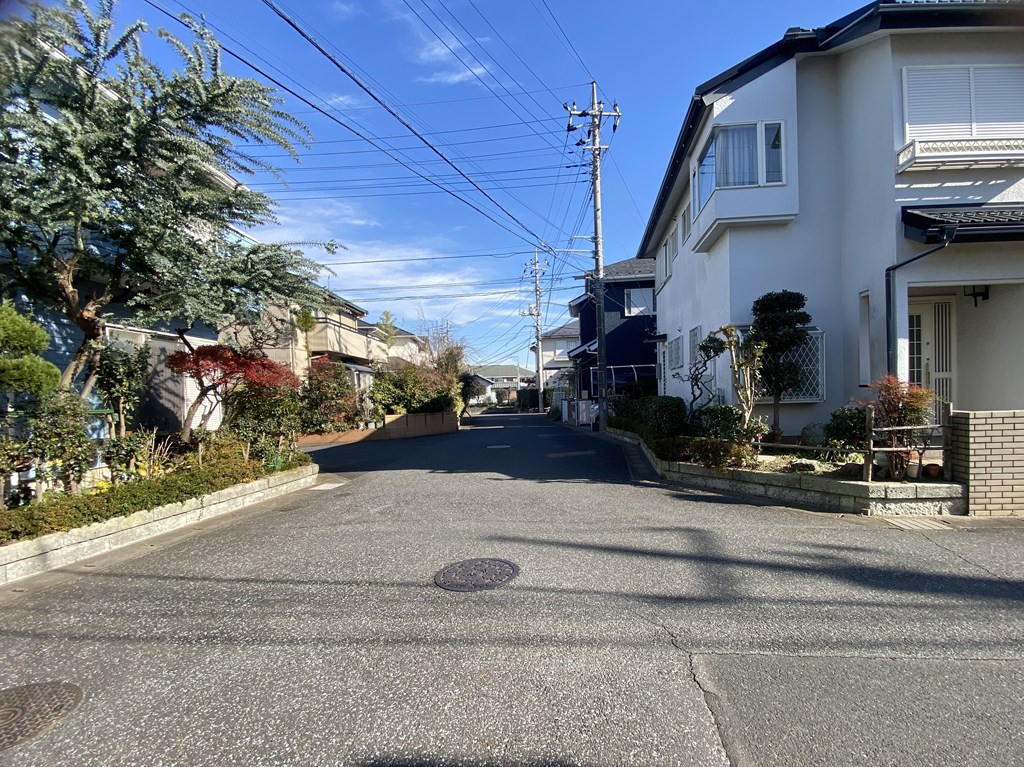 【前面道路】 全面道路の様子です。