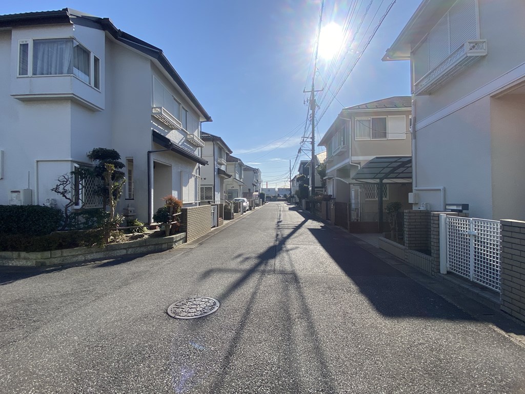 【前面道路】 全面道路の様子です。