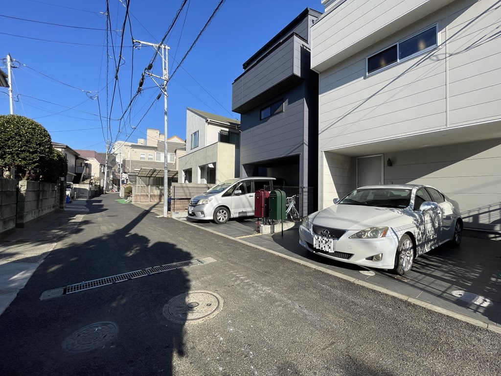 【前面道路】 前面道路の様子です。