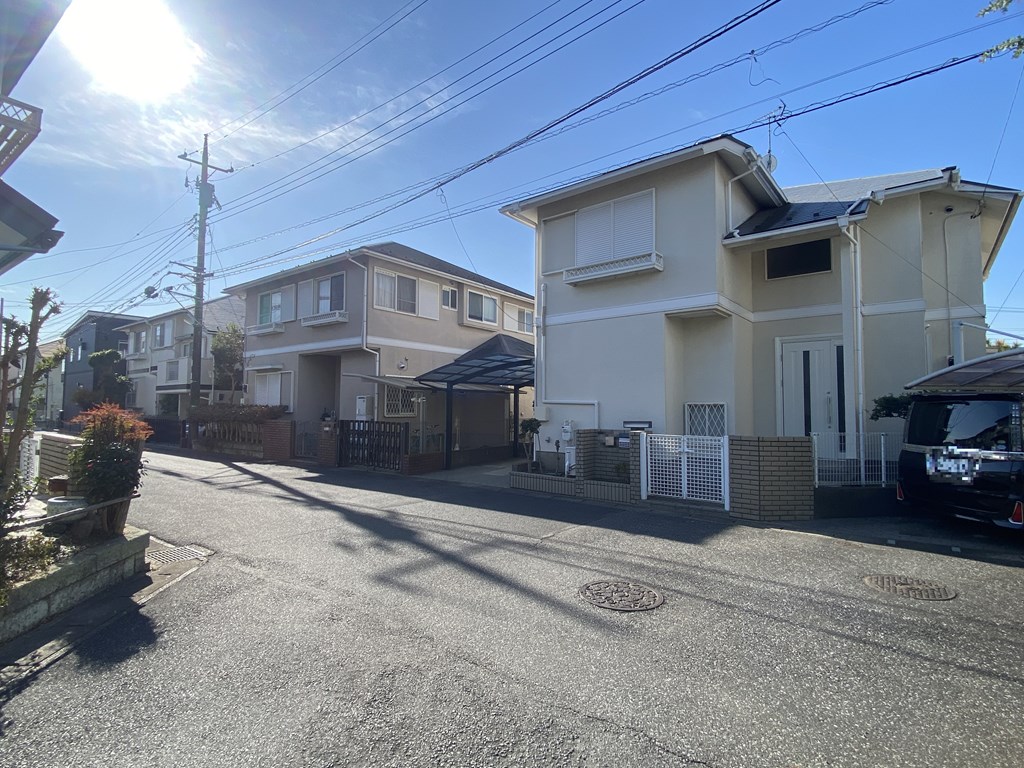 【前面道路】 全面道路の様子です。