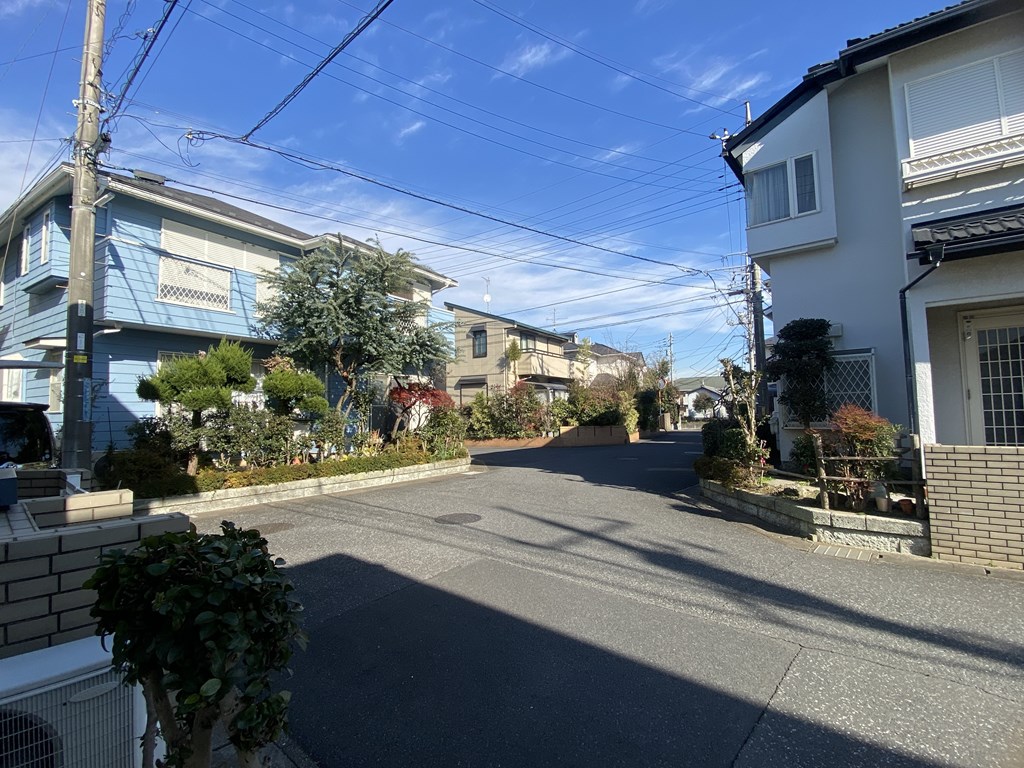 【前面道路】 全面道路の様子です。