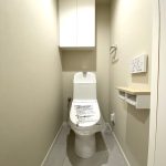 【トイレ】 清潔感のあるトイレはウォシュレット一体型になっています。トイレ内にも扉付きの収納有り。トイレットペーパー等のストックを収納していただけます。