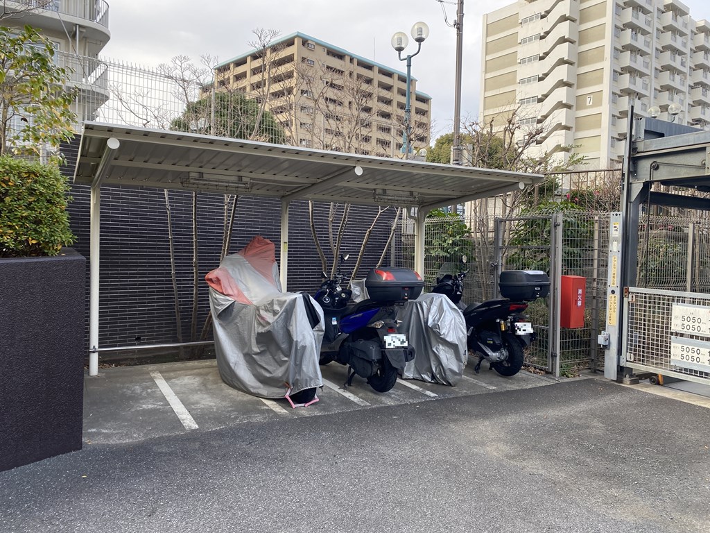 【共用部】 バイク置き場の様子です。月額　1500えんなります。空き状況は随時ご確認下さい。