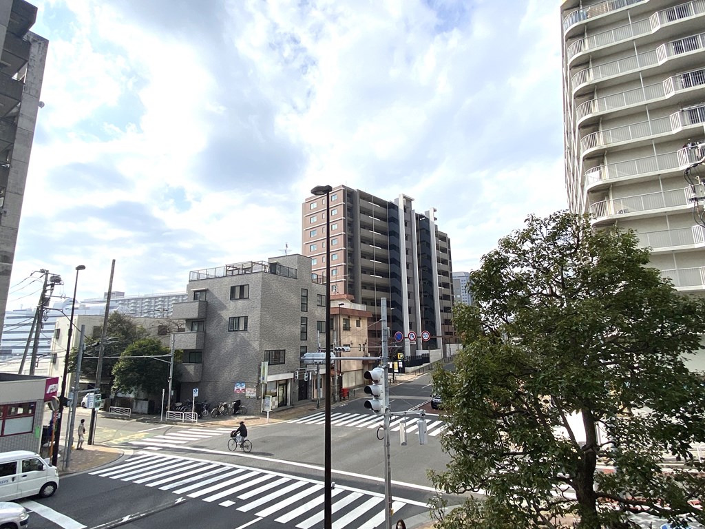 【眺望】 バルコニーからの眺望。快晴の日には青空が感じられて気持ち良くお過ごしいただけます。周辺は整備された広い歩道になっています。