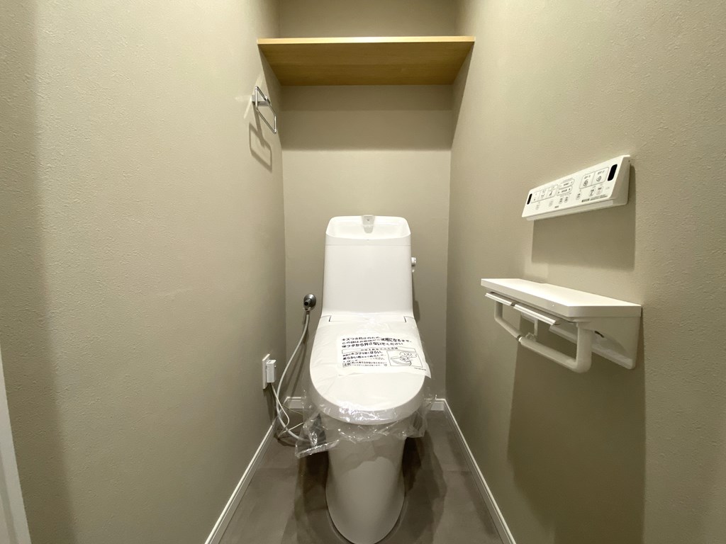 【トイレ】 清潔感のあるトイレはウォシュレット一体型になっています。