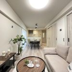 【現地】駅チカのペットと暮らせる（細則有り）リノベーション済マンション。8階建て4階、南向き角部屋のご案内です。日当たりも風通しも良好。各所に防犯カメラ設置、セキュリティ面も安心です。