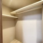 【ファミリークローゼット】 玄関にファミリークローゼットがあるので、ご家族皆さんのコート等を収納できるので便利です。L型のハンガーパイプ仕様なので収納力があります。