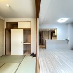 【和室】 リビングに隣接するお部屋は和室になっています。フラットフロア設計なので段差がありません。来客用だけでなく小さなお子様のお昼寝や遊びスペースとしてもお使いいただけます。