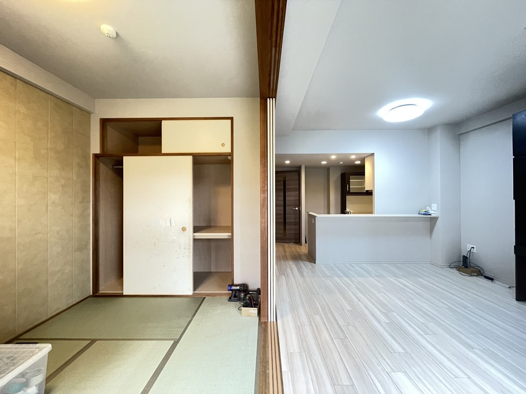 【和室】 リビングに隣接するお部屋は和室になっています。フラットフロア設計なので段差がありません。来客用だけでなく小さなお子様のお昼寝や遊びスペースとしてもお使いいただけます。