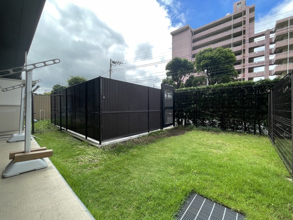 【専用庭】 専用庭の様子です。テラス部分は12.80平米（約3.87坪）、専用庭部分は22.03平米（約6.66坪）の広さがあります。ペット飼育可能（細則有）なので、ペットの遊び場にもいいですね。