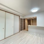 【リビング】 カウンターキッチン仕様、リビングに和室が隣接する間取りなので空間が広く感じられます。風通し良好で快適にお過ごしいただけます。
