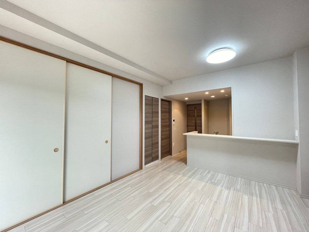 【リビング】 カウンターキッチン仕様、リビングに和室が隣接する間取りなので空間が広く感じられます。風通し良好で快適にお過ごしいただけます。