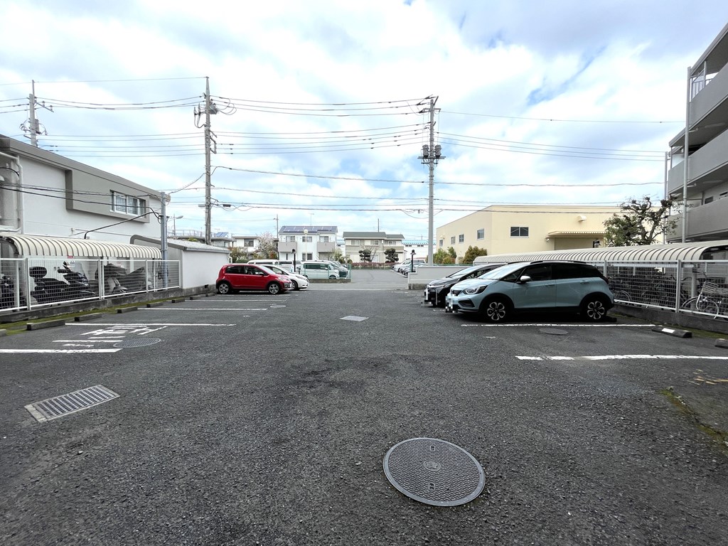 【駐車場】 駐車場の様子です。空き状況は随時ご確認ください。
