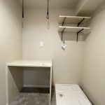 【ランドリーコーナー】 室内洗濯機置場の横にはランドリーコーナーがあります。室内物干し、カウンター付きです。