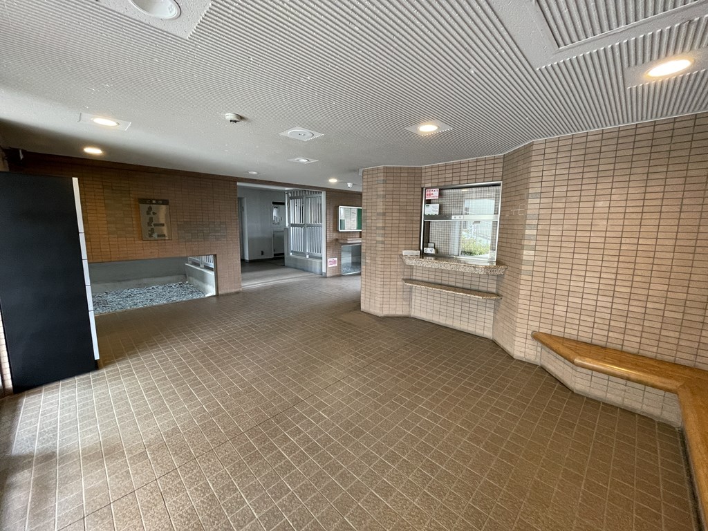 【エントランス】 広々としたエントランスの様子です。
