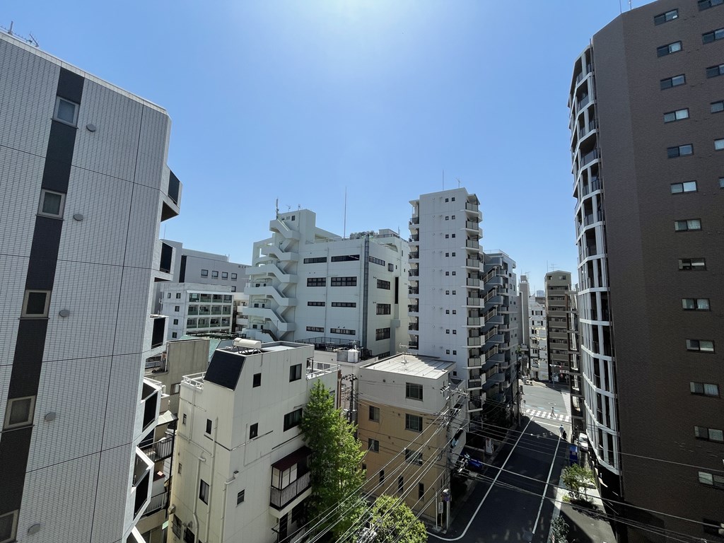【眺望】 目の前が開けた眺望は現地で見ていただきたいポイントのひとつです。角部屋なので日当たりも風通しも良好です。気持ち良く生活していただけます。