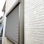 【手動シャッター】 1階の窓には手動シャッターが付いているので防犯面も安心していただけます。