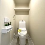 【トイレ】 トイレ７内にも収納があります。トイレットペーパー等のストックを置いていただけます。ウォシュレット一体型になっています。