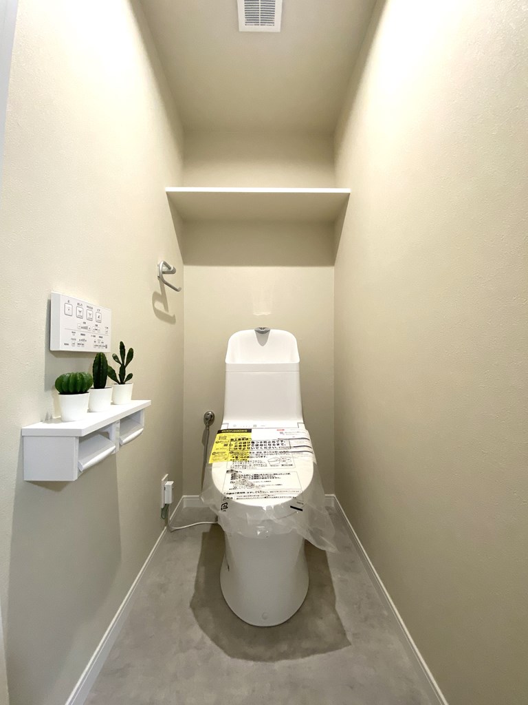 【トイレ】 トイレ７内にも収納があります。トイレットペーパー等のストックを置いていただけます。ウォシュレット一体型になっています。