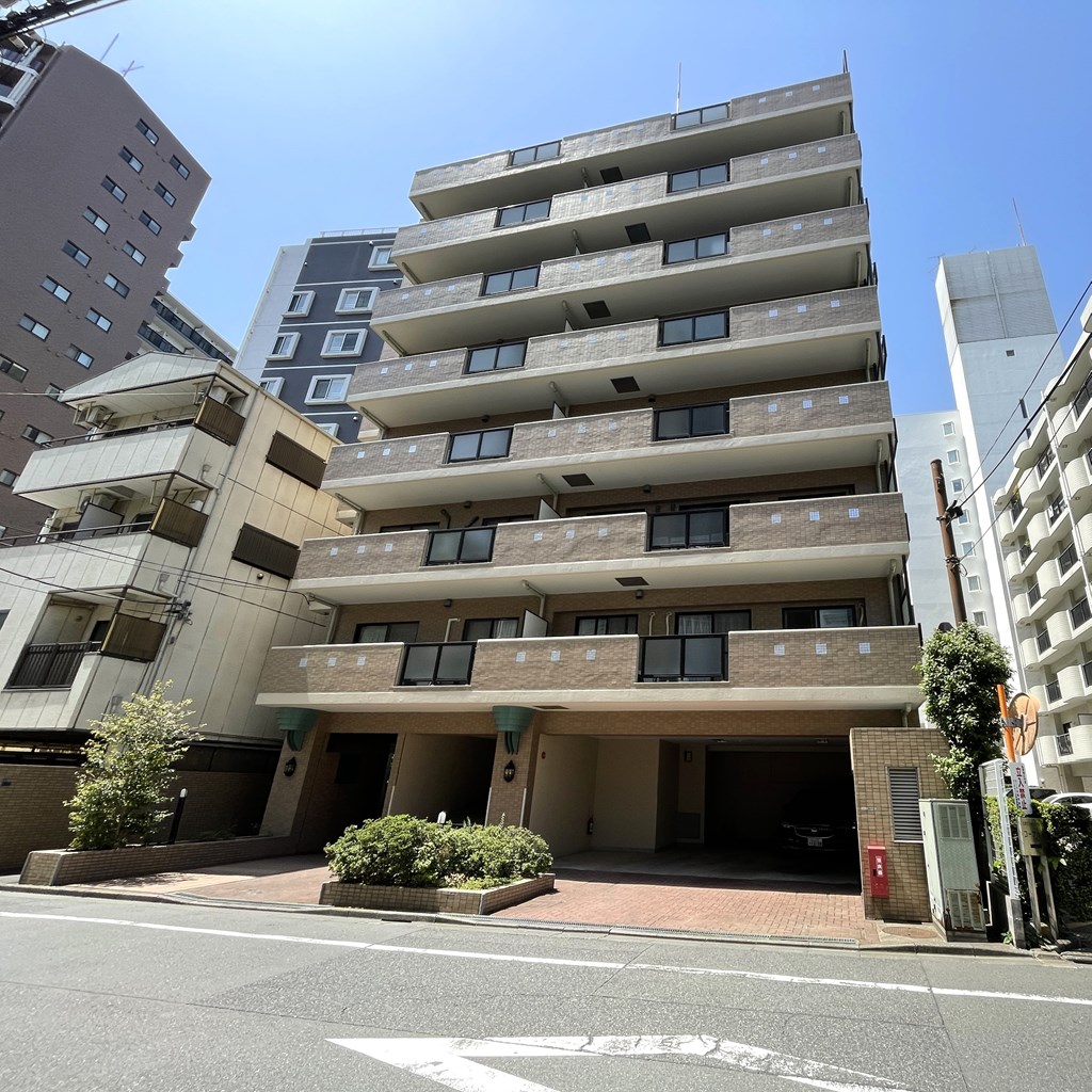 【外観】 ブラウンの外観が落ち着いた印象です。住戸は2階より上階にワンフロア2戸ずつ配置。プライバシー性が高い角部屋になっています。