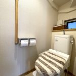 【トイレ】 階段下スペースにあるトイレは、奥行が感じられます。