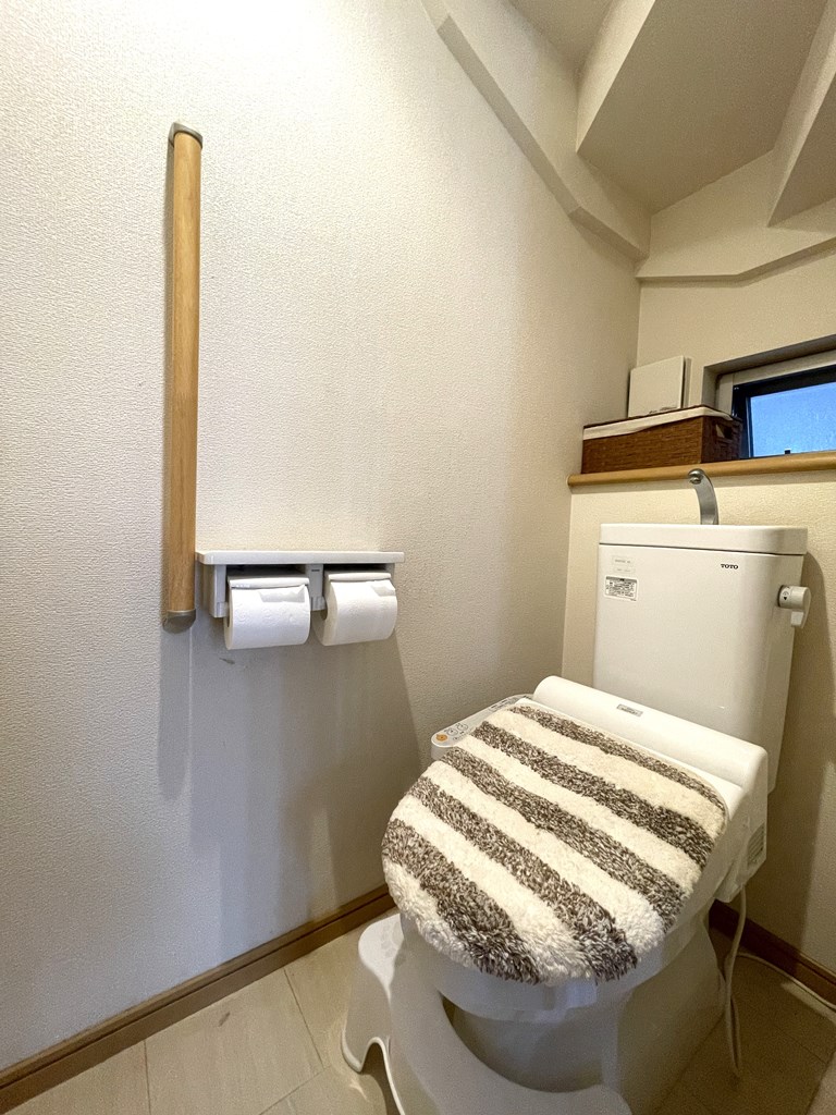 【トイレ】 階段下スペースにあるトイレは、奥行が感じられます。