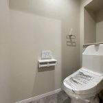 【トイレ】 清潔感のあるトイレはウォシュレット一体型になっています。